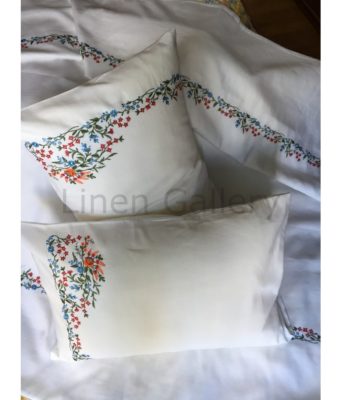 Постельное белье в стиле интерьера спальни