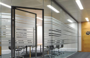 Тонировка перегородок и дверей: функциональность и стиль