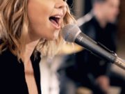 Как научиться попадать в ноты при пении?