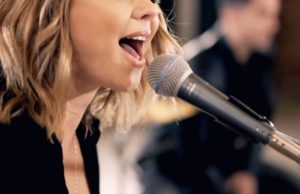 Как научиться попадать в ноты при пении?