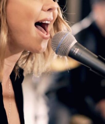 Как научиться попадать в ноты при пении?