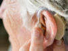 Как выбрать слуховой аппарат для пожилых людей?