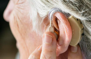 Как выбрать слуховой аппарат для пожилых людей?