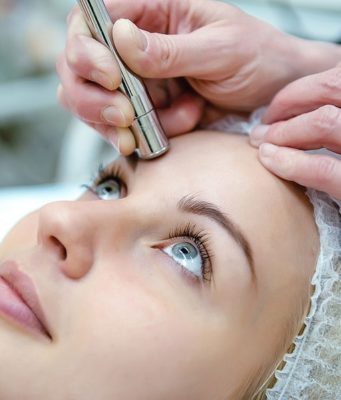 Аппаратная микродермабразия: виды и особенности