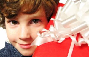 Что подарить сыну: обзор лучших идей и подарки