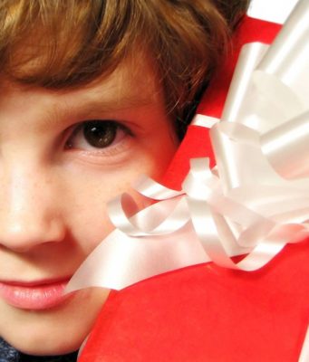 Что подарить сыну: обзор лучших идей и подарки