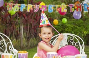 Плюсы и минусы детских праздников дома и на улице