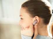 Как подключить наушники к телефону?