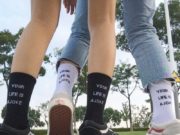 С чем носить носки с принтом женские