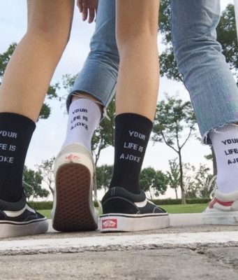 С чем носить носки с принтом женские