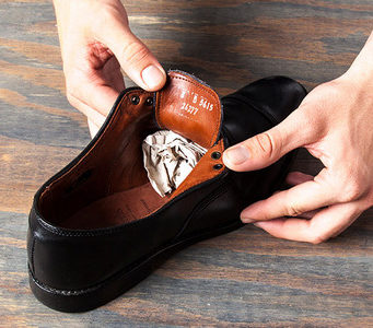 Как правильно высушить мужские туфли