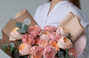 Дарите девушка цветы: выбор букета