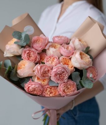 Дарите девушка цветы: выбор букета