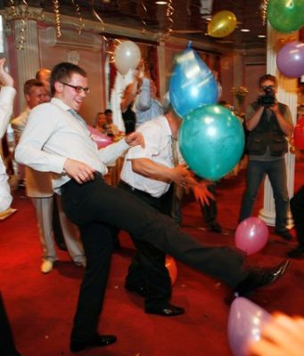 Чем занять взрослых на детском празднике?