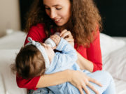 Что входит в обязанности няни для грудничка?