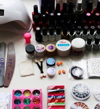 Базовый набор оборудования мастера маникюра