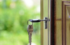 Человек выписался из квартиры но по квитанции остался что делать дальше