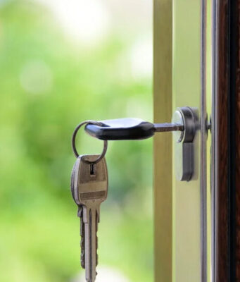 Человек выписался из квартиры но по квитанции остался что делать дальше