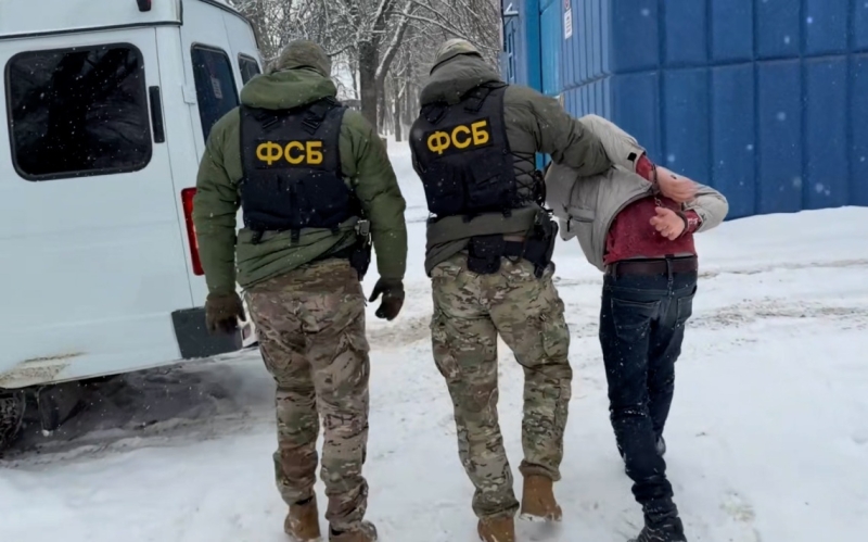 ФСБ задержала мужчину, оформившего по заданию Киева более 1000 сим-карт