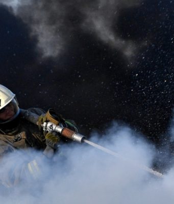 Частный дом загорелся в Севастополе в результате падения обломков БПЛА