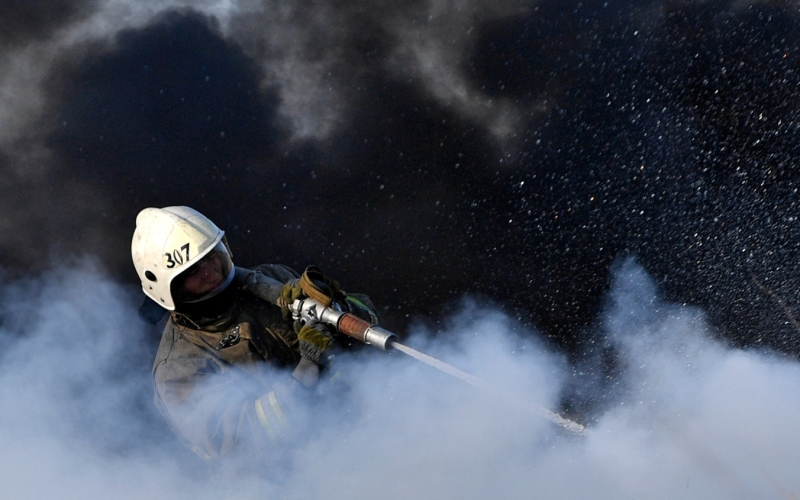 Частный дом загорелся в Севастополе в результате падения обломков БПЛА