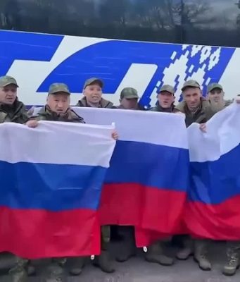 Минобороны показало кадры с вернувшимися из плена бойцами ВС РФ