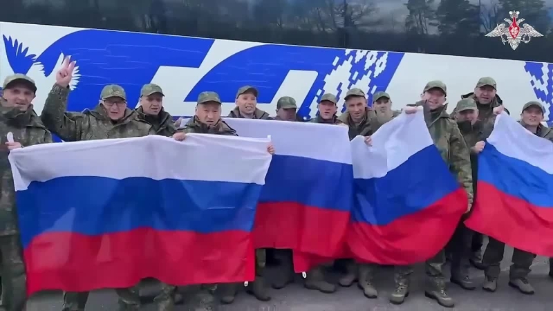 Минобороны показало кадры с вернувшимися из плена бойцами ВС РФ
