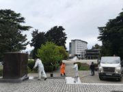 В Туапсе отмывают памятники и ликвидируют последствия пожара