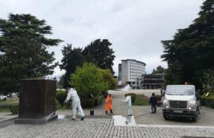 В Туапсе отмывают памятники и ликвидируют последствия пожара