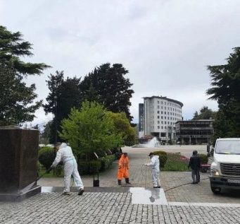 В Туапсе отмывают памятники и ликвидируют последствия пожара